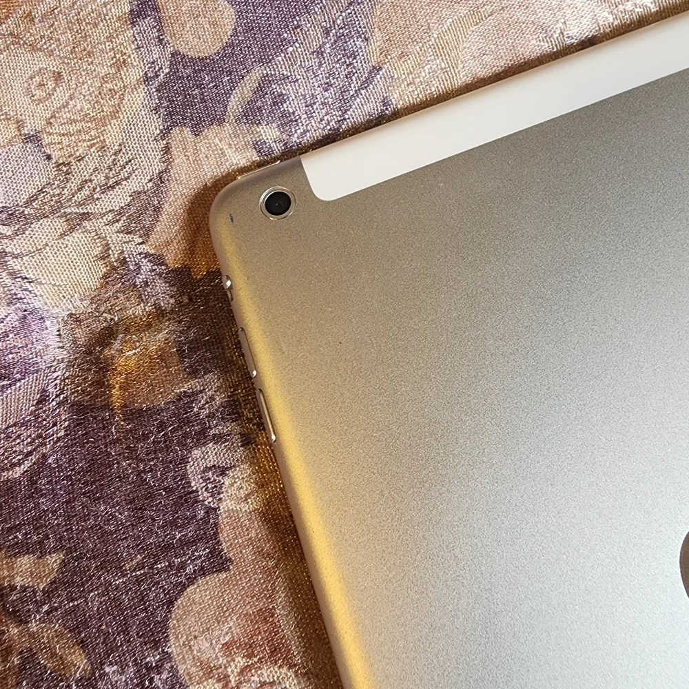 Apple iPad Mini (Silver) - Compact Tablet